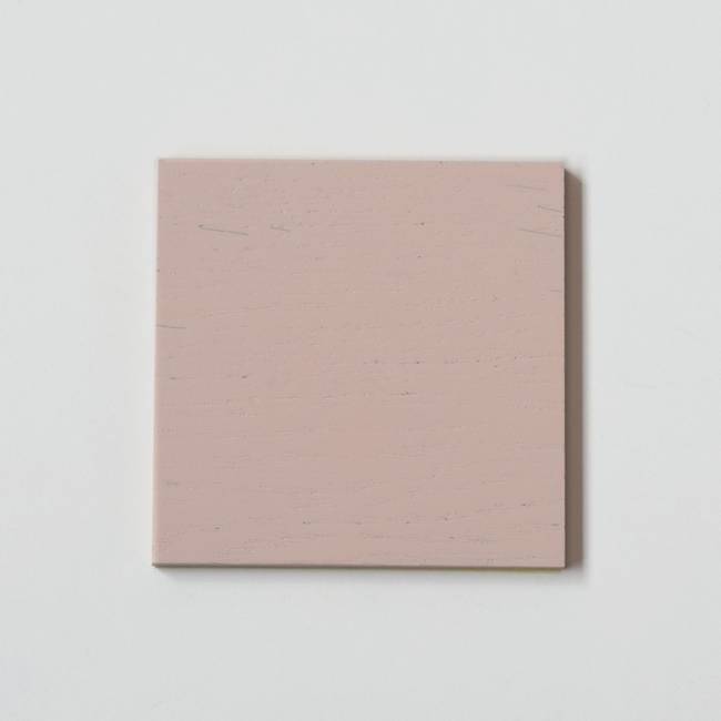 Próbka koloru powder pink na naturalnym fornirze dębowym